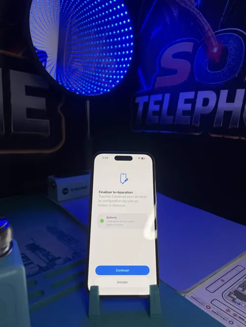 iPhone en réparation sur son support, finalisation de la configuration des pièces chez SOS Téléphone